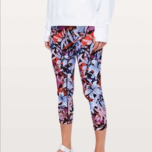 Lululemon Lush Lillies Wunder Under Crop 21” NWT